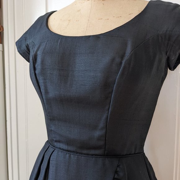 1950's Black Silk Wiggle Dress Size XS - Picture 3 of 8